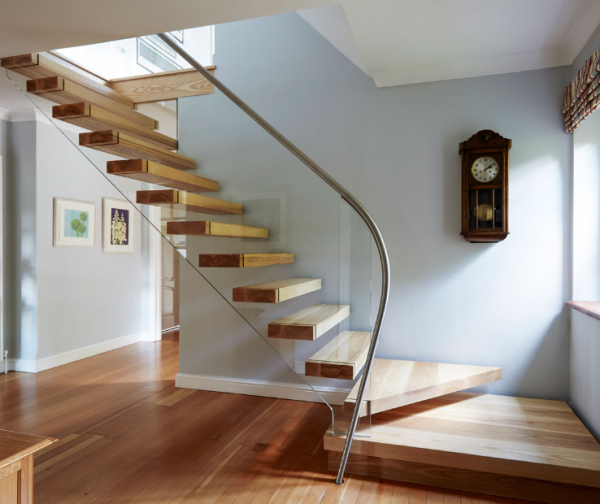 Tangga floating dengan langkah-langkah transparan